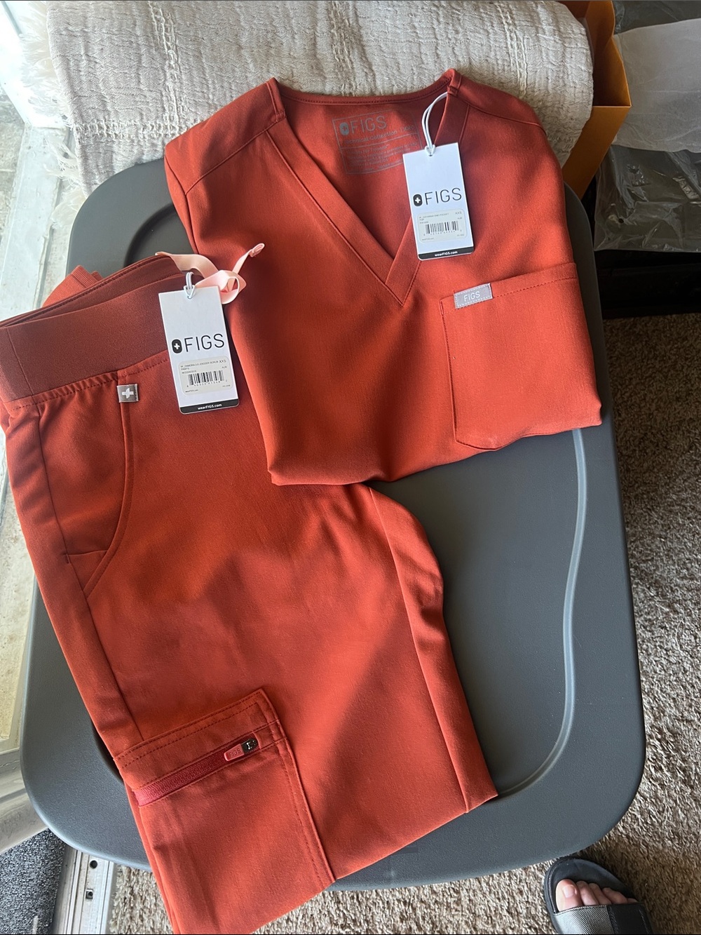FIGS Scrub Set Zamora Bottoms & Catarina VNeck Scrub Top in Auburn
